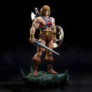 Puede incluir: Una figura detallada de He-Man, un personaje musculoso con cabello rubio, que lleva un arnés azul con una cruz roja, un taparrabos marrón y botas. Sostiene una espada y un escudo, con un hacha en la espalda. La figura está sobre una base rocosa.
