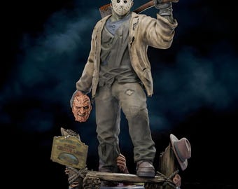 Puede incluir: Figura detallada de Jason Voorhees de la serie de películas de terror Viernes 13. La figura lleva una máscara de hockey, sostiene un hacha y una cabeza cortada. La base incluye un letrero que dice "Welcome to Camp Crystal Lake".