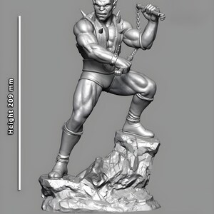 Puede incluir: Una figura de fantas&iacute;a gris, de 20,9 cm de alto y 12,3 cm de ancho, se alza sobre una base rocosa. La figura musculosa es calva con orejas puntiagudas, viste un chaleco, pantalones cortos y botas. Sostiene un arma de cadena. La expresi&oacute;n es severa.