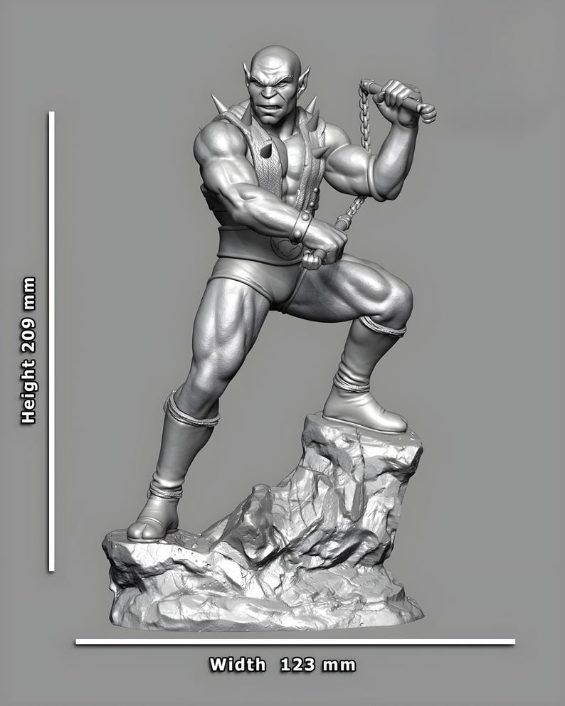 Puede incluir: Una figura de fantas&iacute;a gris, de 20,9 cm de alto y 12,3 cm de ancho, se alza sobre una base rocosa. La figura musculosa es calva con orejas puntiagudas, viste un chaleco, pantalones cortos y botas. Sostiene un arma de cadena. La expresi&oacute;n es severa.
