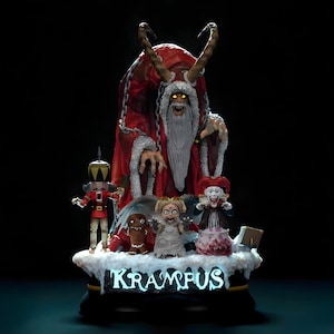 Può includere: Una statuetta di Krampus con una veste rossa, corna e una lunga barba bianca. La statuetta ha un'espressione minacciosa ed è circondata da figure più piccole e spettrali. La base recita "KRAMPUS" in lettere blu luminose.