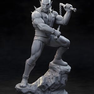 Puede incluir: Una figura gris de un personaje humanoide musculoso con orejas puntiagudas, que lleva un chaleco con tachuelas y botas. La figura sostiene un arma de cadena y posa sobre una base rocosa, con un fondo oscuro.