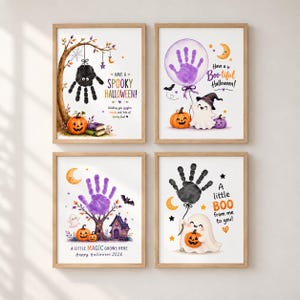 Puede incluir: Cuatro láminas artísticas enmarcadas con temática de Halloween que incluyen ilustraciones de huellas de manos. Los diseños muestran una araña, un globo, un árbol y un globo negro, junto con fantasmas, calabazas y diversos textos.