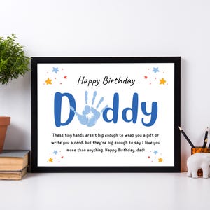 Könnte beinhalten: Gerahmter Druck mit den Worten "Happy Birthday Daddy" in Blau, mit einem Handabdruck-Design. Der Druck enthält eine Liebesbotschaft und ist mit Sternen verziert. Der Rahmen ist schwarz.