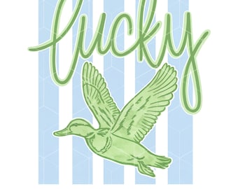 Szczęśliwa kaczka PNG, grafika z polowaniem na południowe tereny, zielona akwarela przedstawiająca latającą krzyżówkę, projekt koszulki dla chłopców na dzień św. Patryka, plik do sublimacji.
