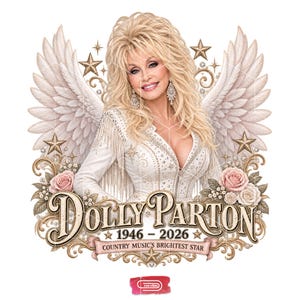 Könnte beinhalten: Eine grafische Illustration von Dolly Parton mit blondem Haar, die eine weiße, verzierte Jacke mit Fransen trägt, umrahmt von großen weißen Engelsflügeln, goldenen Sternen und rosa Rosen. Der Text lautet Dolly Parton 1946-2026 Country Music's Brightest Star.