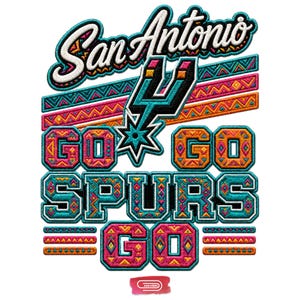 Può includere: Toppa ricamata con le parole "San Antonio" in corsivo bianco sopra un disegno turchese, nero e arancione. La frase "GO SPURS GO" è in lettere maiuscole turchesi e arancioni. Un logo di uno sperone è al centro.