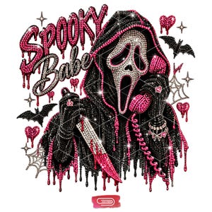 Op de afbeelding: Een met strass versierde afbeelding van een figuur met capuchon in een zwarte mantel die een roze telefoon en een mes vasthoudt. De tekst "SPOOKY Babe" staat in roze druipende letters. Met zwarte vleermuizen, spinnenwebben en roze harten.