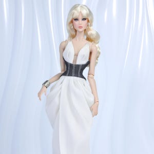 予約受付中 | ハンドメイド ホワイト ドレープ ドール ガウン – ファッションロイヤリティ ドール服 スケール、コントラスト コルセット | VNCRAFTBYHUYNH