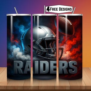 Könnte beinhalten: Drei Edelstahlbecher mit Football-Motiv. Das Design zeigt einen Football-Helm, einen Football und das Wort "RAIDERS" in einer metallischen Schriftart, vor einem Hintergrund aus rotem und blauem Rauch.