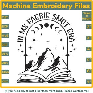 Peut inclure: Un motif de broderie machine avec le texte "IN MY FAERIE SMUT ERA" dans une arche ornée de montagnes, d'étoiles et de phases lunaires. Tailles de 5 cm à 18 cm de hauteur. Le design est en noir et blanc.
