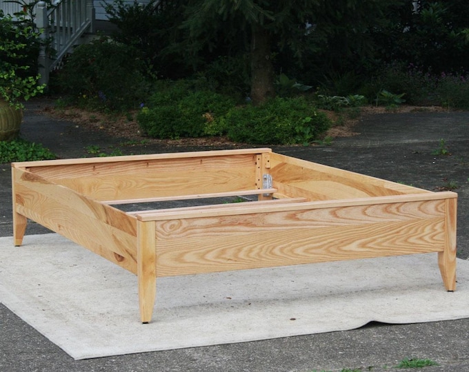 NbRnN02 +Solid Hardwood Bed, corner posts, top board on head and foot; options shown on NbRnN12, NbRnN07, NbRnN09,- natural color