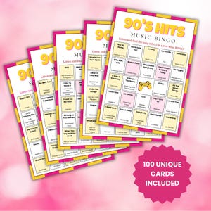 Puede incluir: Un mont&oacute;n de tarjetas de Bingo musical de los a&ntilde;os 90 con bordes a rayas rosas y amarillas. Las tarjetas presentan t&iacute;tulos de canciones y un gr&aacute;fico de mando de juego. El texto "100 UNIQUE CARDS INCLUDED" est&aacute; en una estrella rosa.