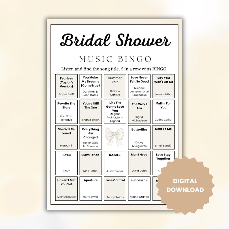 K&ouml;nnte beinhalten: Eine druckbare Bridal Shower Music Bingo-Spielkarte. Der schwarze Text auf wei&szlig;em Hintergrund enth&auml;lt Songtitel und K&uuml;nstlernamen. Die Worte "Bridal Shower" stehen oben. Ein digitaler Download ist verf&uuml;gbar.