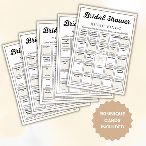 K&ouml;nnte beinhalten: Ein Stapel Bridal Shower Music Bingo-Karten mit Songtiteln. Die Karten sind wei&szlig; mit schwarzem Text und enthalten ein Bingo-Raster sowie die Worte "Bridal Shower Music Bingo". Eine tanfarbene Sternform zeigt "50 EINZIGARTIGE KARTEN ENTHALTEN."