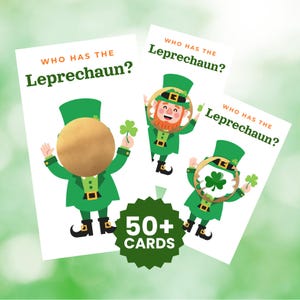 Könnte beinhalten: Drei Karten mit dem Text "WHO HAS THE Leprechaun?" zeigen Cartoon-Kobolde in grünen Outfits, die Kleeblätter halten. Ein grüner Kreis mit "50+ CARDS" befindet sich unten. Der Hintergrund ist ein verschwommenes Grün.