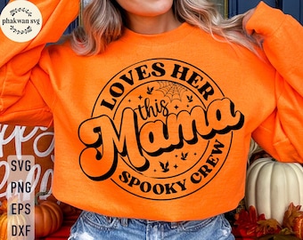 Könnte beinhalten: Leuchtend orangefarbenes Sweatshirt mit dem Text "LOVES HER this Mama SPOOKY CREW" in einem schwarzen, kreisförmigen Design. Das Design umfasst ein Spinnennetz, Sterne und Fledermäuse. Ein Halloween-Themenartikel.