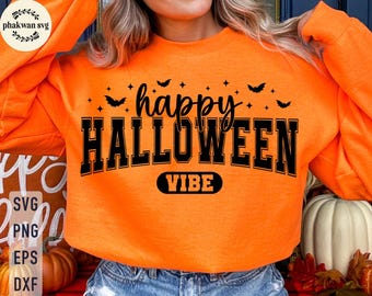 Könnte beinhalten: Leuchtend orangefarbenes Sweatshirt mit dem schwarzen Schriftzug "happy HALLOWEEN VIBE", verziert mit Fledermäusen und Sternen. Ein festliches Kleidungsstück für Halloween-Feiern.