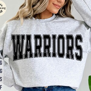 Puede incluir: Sudadera gris claro con la palabra "WARRIORS" en letras negras grandes en el pecho. La sudadera también tiene el texto "SVG, PNG, EPS, DXF" en la esquina inferior izquierda.