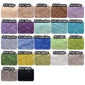 Puede incluir: Una colecci&oacute;n de madejas de hilo de terciopelo en varios colores, incluyendo beige, marr&oacute;n, morado y azul. Cada madeja est&aacute; etiquetada con un n&uacute;mero y un nombre de color, como #21 Beige y #26 Purple. Ideal para proyectos de artesan&iacute;a y textiles.