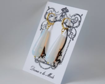 Opalite glas Teardrop bengelen oorbellen, 18e-eeuwse sieraden, Vigee Lebrun Earring glas Opal Earrings, Georgische sieraden, Moonstone Earrings