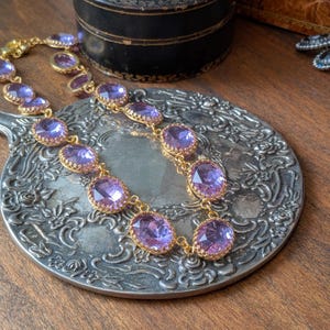 Collar Collette morado claro, lila Anna Wintour, collar de cristal de amatista, collar llamativo morado, pasta georgiana, collar Regency