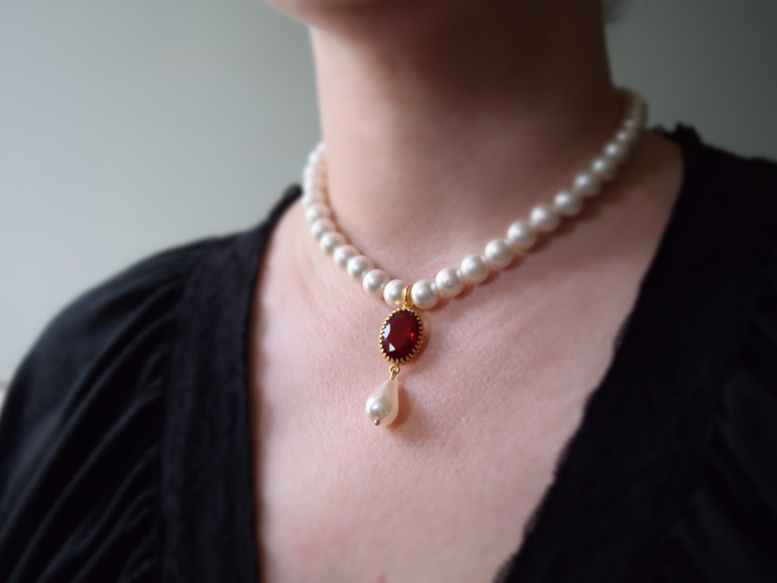 TUDOR STONE NECKLACE IRIDESCENT RASPBERRY main image 1