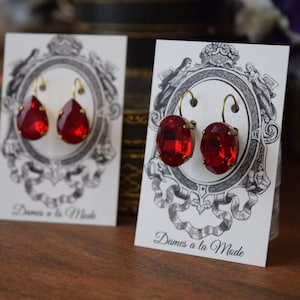 ルビークリスタルイヤリング、レッドラインストーンイヤリング、ペーストガラスジュエリールビーレッドリージェンシー、ロココジュエリー、18世紀のレッド、19世紀のルビー