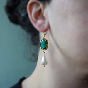 Emerald and Pearl Earrings, Green Crystal Pearl Paste Glass , 16th Century Jewelry, Tudor Earring, Elizabethan Jewelry, Queen Elizabeth
