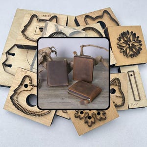 Puede incluir: Se muestran tres carteras de cuero marrón con cremalleras, en diferentes tonos. Alrededor, hay varias formas de madera troqueladas, con diseños de animales y copos de nieve, utilizadas para manualidades. Las carteras son el foco principal.