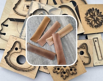 Könnte beinhalten: Eine Auswahl an Leder-Stifthaltern in verschiedenen Brauntönen, zusammen mit Holzstanzformen. Die Stanzformen zeigen Tier- und geometrische Designs, darunter eine Katze, ein Schneeflocke und Zahnräder. Die Hüllen sind genäht.