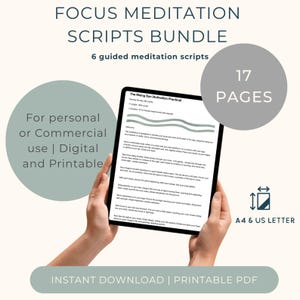 Könnte beinhalten: Ein digitales Download-Bundle mit Fokus-Meditationsskripten. Das Bild zeigt ein Tablet mit einem Meditationsskript, das von Händen gehalten wird. Der Text enthält "Focus Meditation Scripts Bundle", "6 guided meditation scripts" und "17 Seiten". Verfügbar in A4- und US-Letter-Größen.