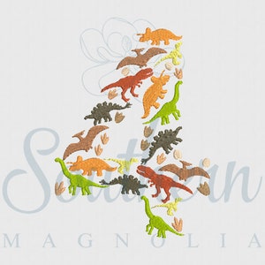 Può includere: Un ricamo colorato del numero quattro composto da vari dinosauri, tra cui un T-Rex, uno stegosauro e un pterodattilo. I dinosauri sono in tonalità di verde, arancione, marrone e grigio.