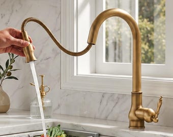 Rubinetto da cucina estraibile in ottone anticato per lavello in stile rustico.