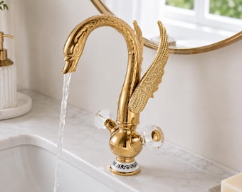 Badkamerkraan Gold Swan, luxe messing wastafelmengkraan, kristallen handgrepen, vintage badkamerdecor