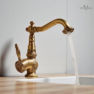 Grifo de latón estilo retro para baño, grifo de lavabo con caño giratorio de latón tallado
