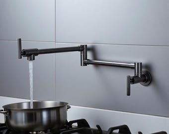 Op de afbeelding: Een donkerbronzen potvulkraan met een waterstraal die in een roestvrijstalen pan op een gasfornuis stroomt. De kraan is gemonteerd op een lichtgrijze betegelde muur. Het VINTROA-logo staat in de rechterbovenhoek.