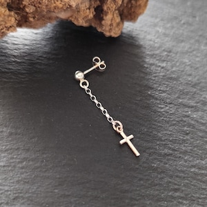Zierliche Ohrstecker aus 925 Silber mit hängender Kette und Kreuz