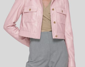 Jaqueta de couro rosa feminina | Jaqueta de couro cropped | Jaqueta de couro utilitária | Jaqueta camisa rosa | Jaqueta com botões frontais