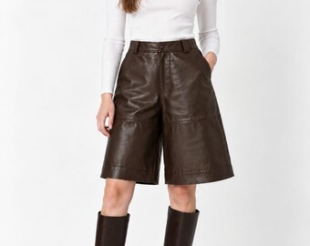 Bermuda feminina de couro marrom - Shorts de cintura alta e pernas largas - Estilo casual urbano - Feito sob medida