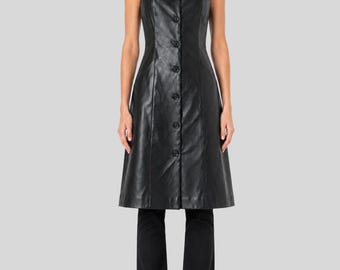 Vestido avental feminino preto em couro – Decote quadrado com botões frontais – Sem mangas, modelo evasê – Comprimento midi