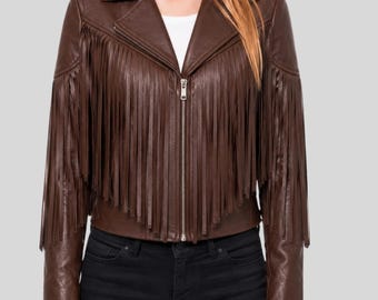 Jaqueta feminina de couro marrom com franjas | Casaco estilo motociclista com franjas | Jaqueta de couro chocolate com franjas | Casaco de couro com zíper e franjas