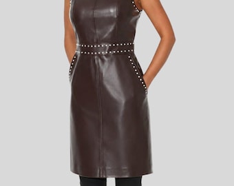 Vestido feminino marrom de couro - Minivestido com tachas - Vestido de couro sem mangas - Vestido justo e marcante - Moda feita à mão
