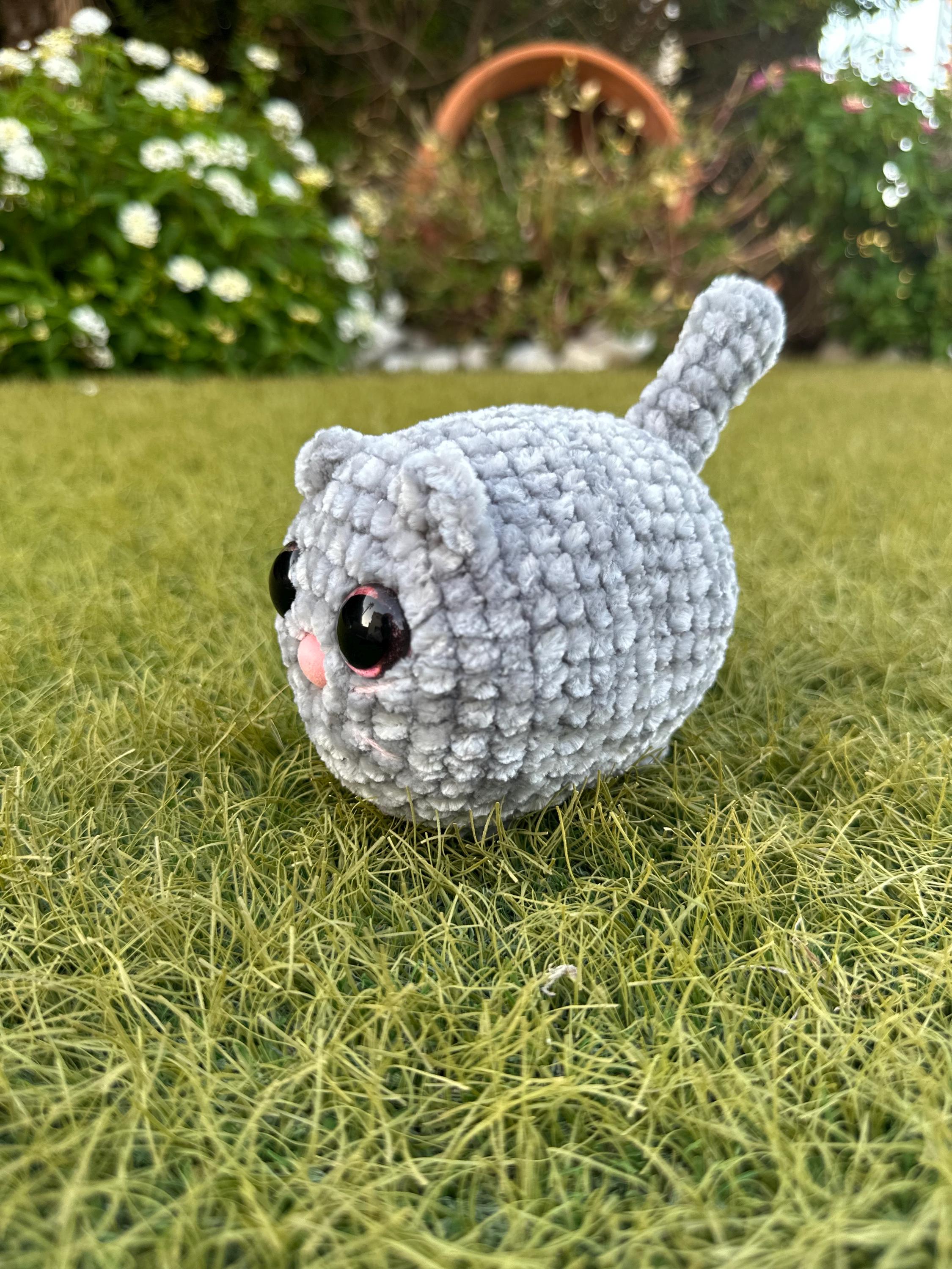手作りのグレーの猫のぬいぐるみ - かぎ針編みのぬいぐるみ、かわいい