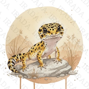 Puede incluir: Ilustración en acuarela de un gecko leopardo sonriente con manchas amarillas y negras, posado sobre una roca gris. El gecko se encuentra sobre un fondo circular beige con elementos de paisaje desértico.