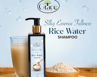 Puede incluir: Una botella de champú negra y dorada con el texto "Silky Essence Fullness Rice Water Shampoo" se muestra junto a un vaso de agua de arroz y un cuenco de madera con arroz. El fondo es azul claro con gotas de agua.
