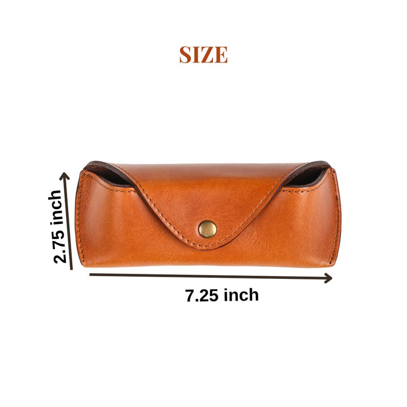 Puede incluir: Un estuche de gafas de cuero marr&oacute;n con cierre de bot&oacute;n a presi&oacute;n. El estuche mide 18,4 cm de largo y 7 cm de alto. La palabra "SIZE" est&aacute; impresa encima del estuche.