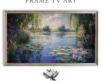 Puede incluir: Pintura de paisaje enmarcada de una escena de lago serena. La obra presenta un lago azul con nenúfares y flores rosas. Frondosos árboles verdes y flores moradas enmarcan el agua. El texto "FRAME TV ART" está en la parte superior.