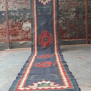 Alfombra de yute y lana I Alfombra de tejido plano: centro azul, zigzag rojo y blanco, estilo vintage del suroeste, 2,5 x 20