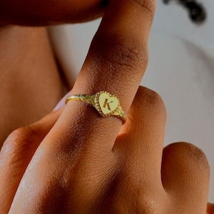 Anel com Inicial em Formato de Coração: Joia Delicada Personalizada em Prata de Lei com Banho de Ouro 14K